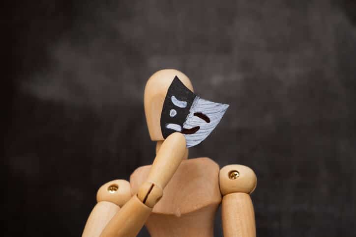 sindrome dell'impostore cos'è e definizione figura umana con maschera sul viso
